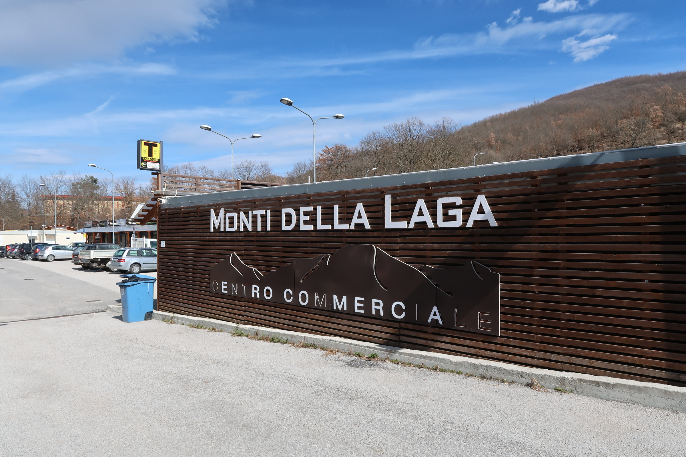 アックーモリの商店街 “Monti Della Laga Centro Commerciale”