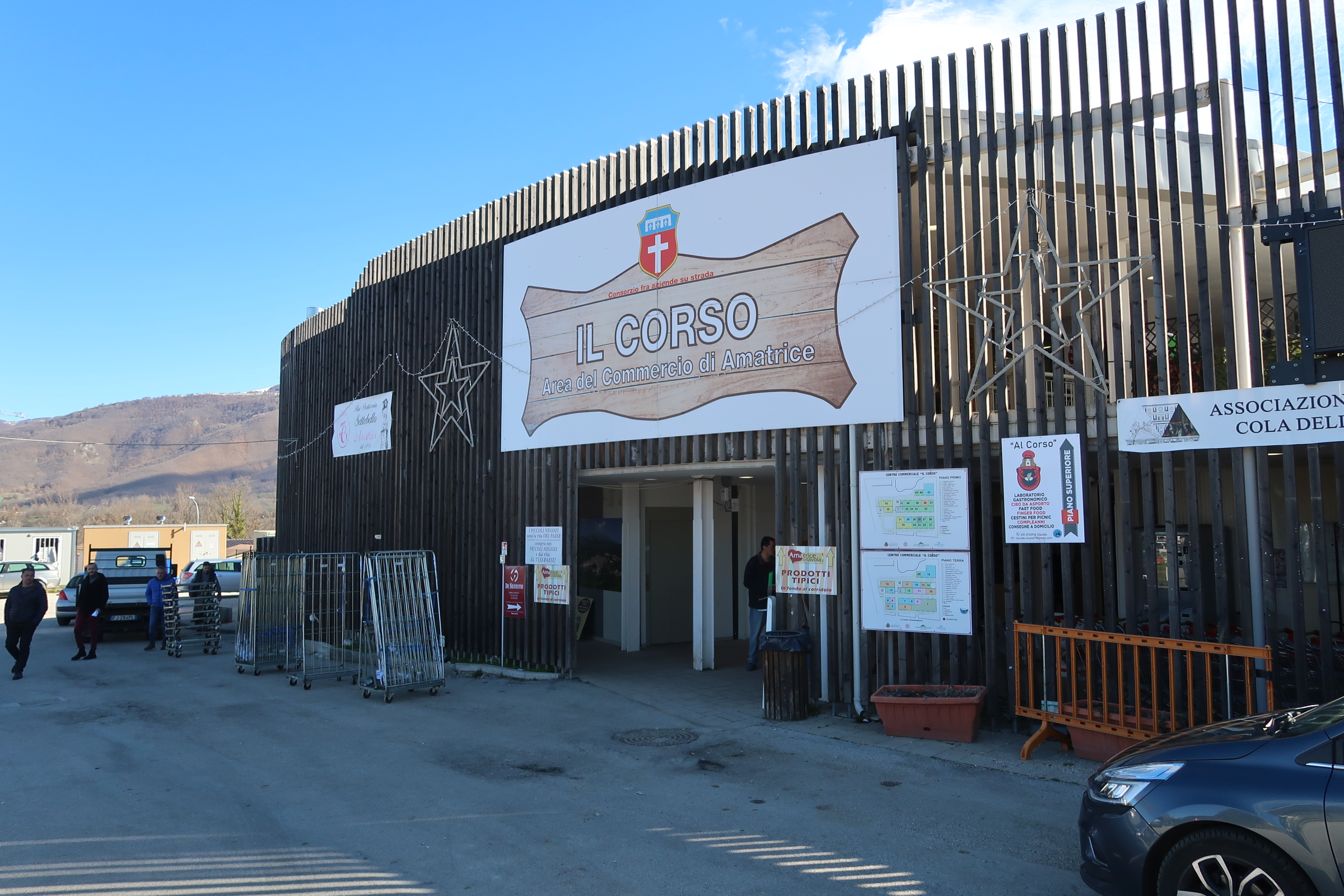 アマトリーチェの二階建て仮設商店街 “IL CORSO”